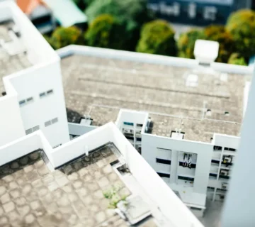 屋頂防水層有做就夠嗎？裸露式 vs 有保護層防水之設計比較解析